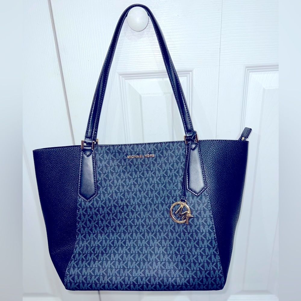 NWT Large Michael Kors shoulder bag.